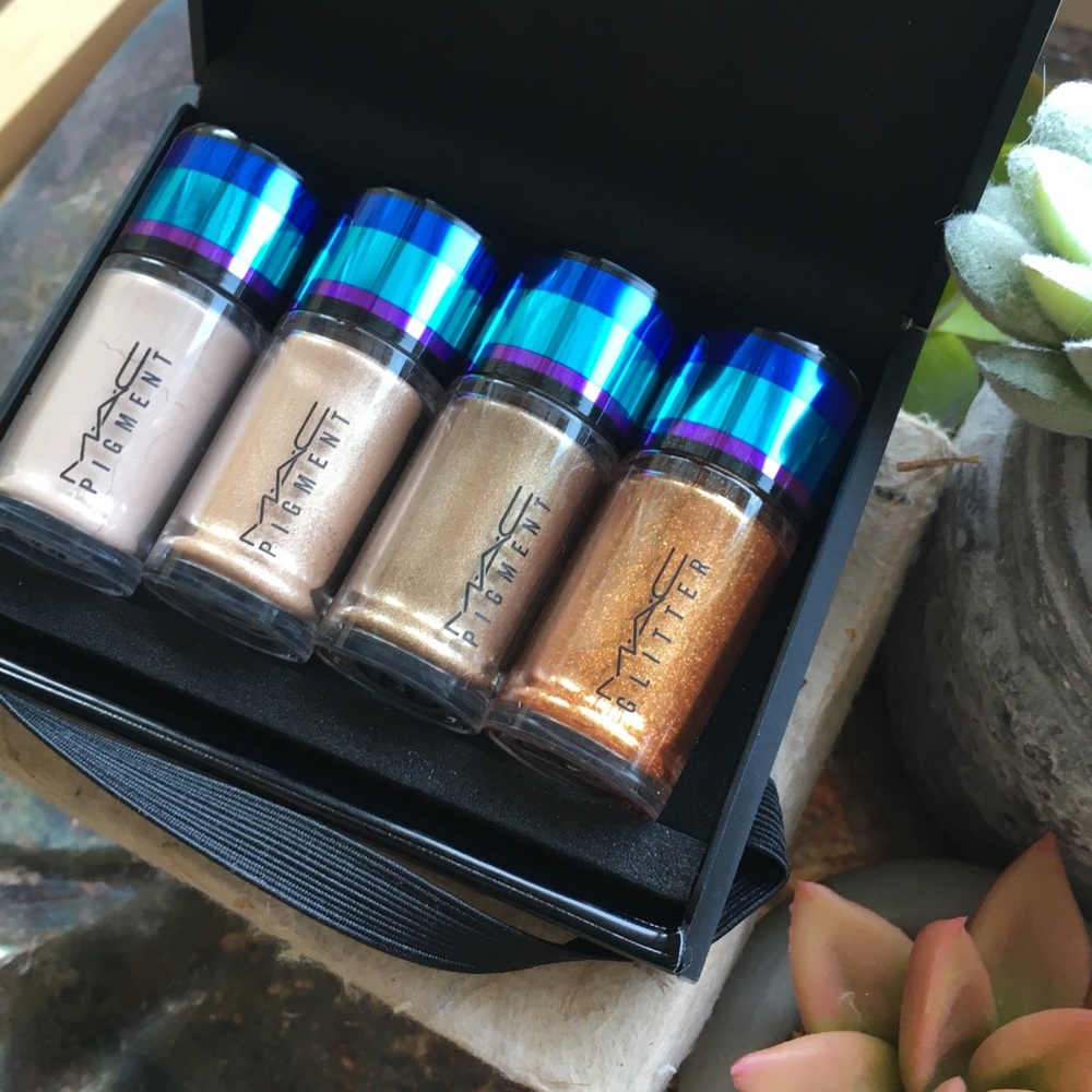 MAC Irresistibly Charming Gold Pigments & Glitter
